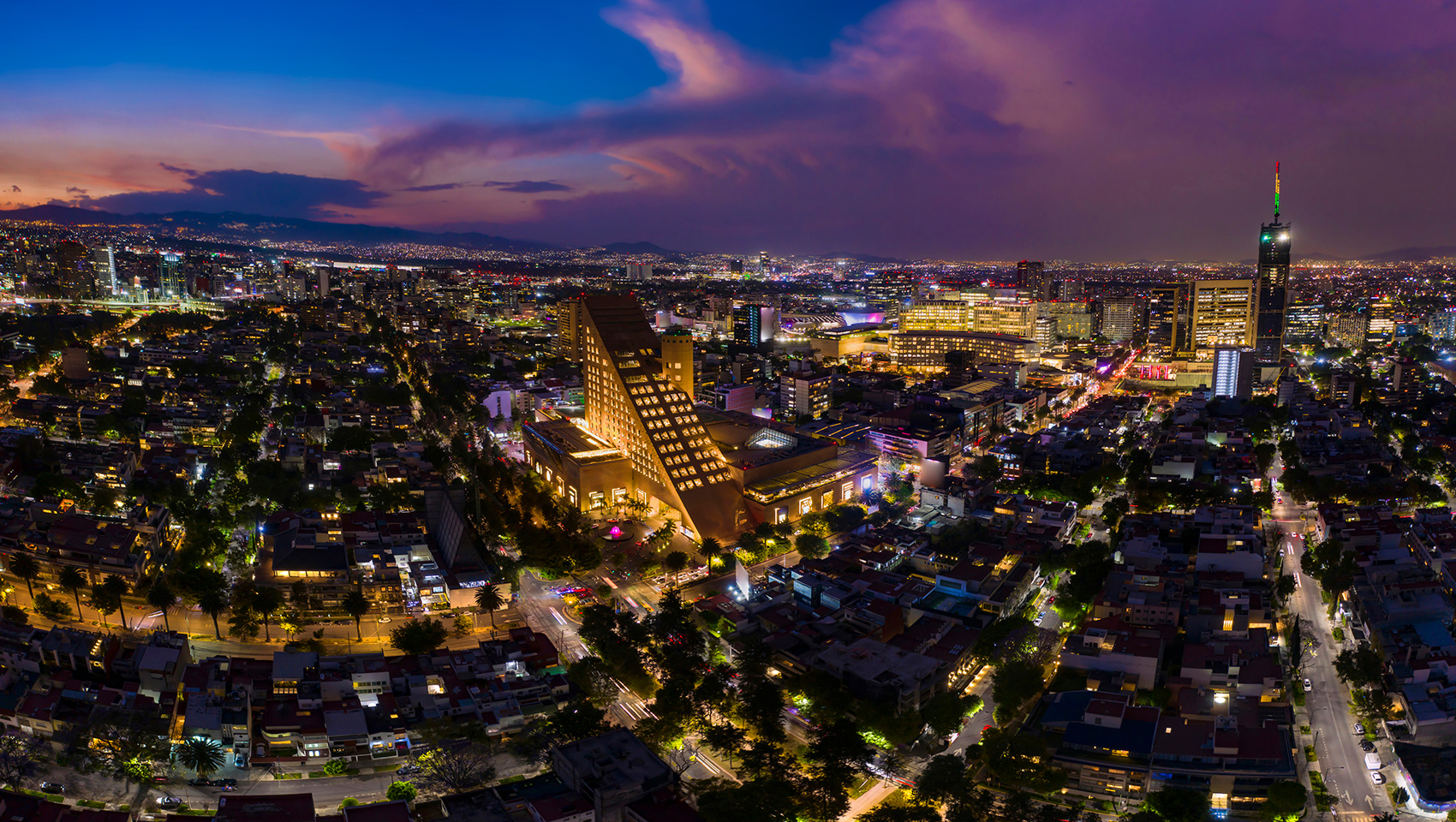 avendia presidente masaryk at night in polanco mexico city