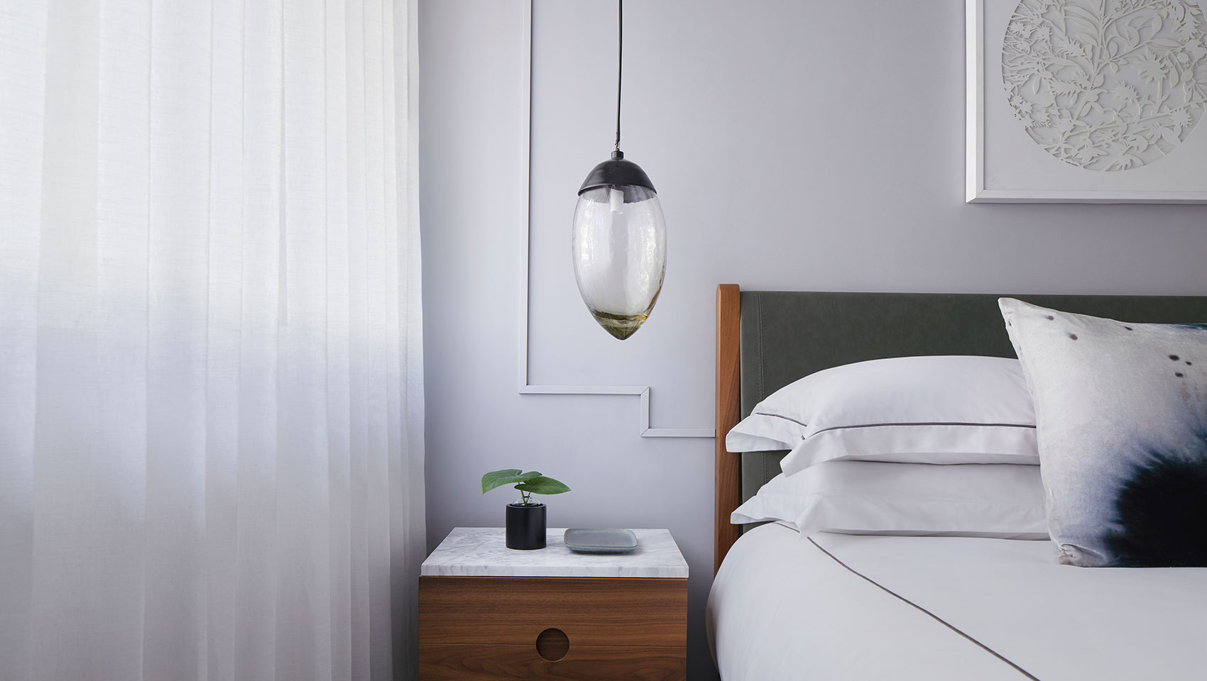 virgilio guestbed lamp and side table